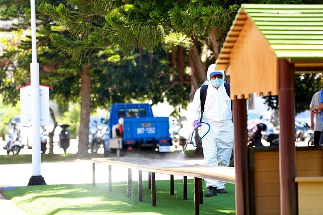 高中以下学校30日开学，金门国中、小校园完成环境清消作业之三。（县府提供）