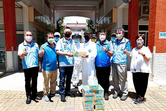 杨镇浯县长偕金寧乡长杨忠俊赴金鼎国小视察防疫，并慰勉环保清消人员的辛劳。（县府提供）
