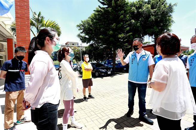 杨镇浯县长偕金寧乡长杨忠俊赴金鼎国小视察防疫，并慰勉环保清消人员的辛劳。（县府提供）