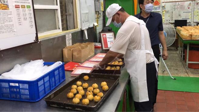台东泰源技能训练所收容人配合中秋佳节，制作广式月饼、蛋黄酥等传统应景糕饼，因坚持食品不添加防腐剂，深受民眾喜爱，其中蛋黄酥今年询问度和订单最多。
（图/ 中央社）