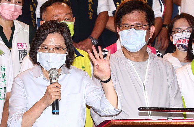 蔡英文总统（中）25日晚间带领民进党新北市长参选人林佳龙（右）到三重义天宫参香祈福。并向在场所有市民表示她在新北市共选举4次，三重市民都非常支持她，希望大家这一票一定要投给林佳龙，这样中央与地方的政策才会实施顺利。（邓博仁摄）