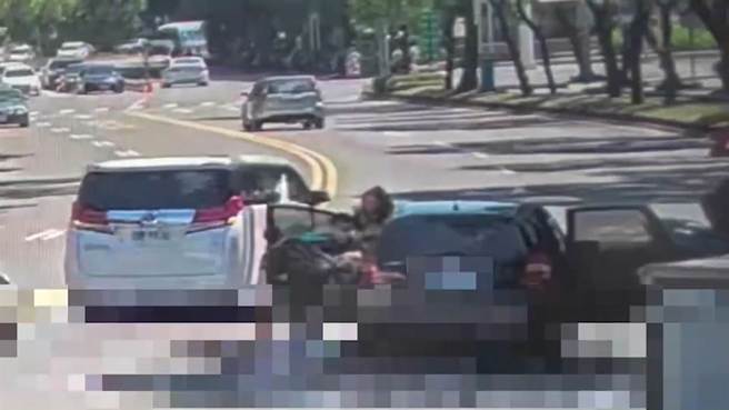 艺人瑭霏赴艾成告别式当街遭抢 ，检声押抢匪 ，法官５万交保。（警方提供）