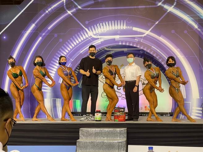 全国总统杯健美健身锦标赛，选手实力超强，花莲选手（左1、右2）拿下好成绩。（肌肉工厂提供）