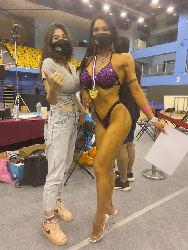 教练吴诗韵与来自彰化的超级女子比基尼冠军叶佩如合影。（肌肉工厂提供）