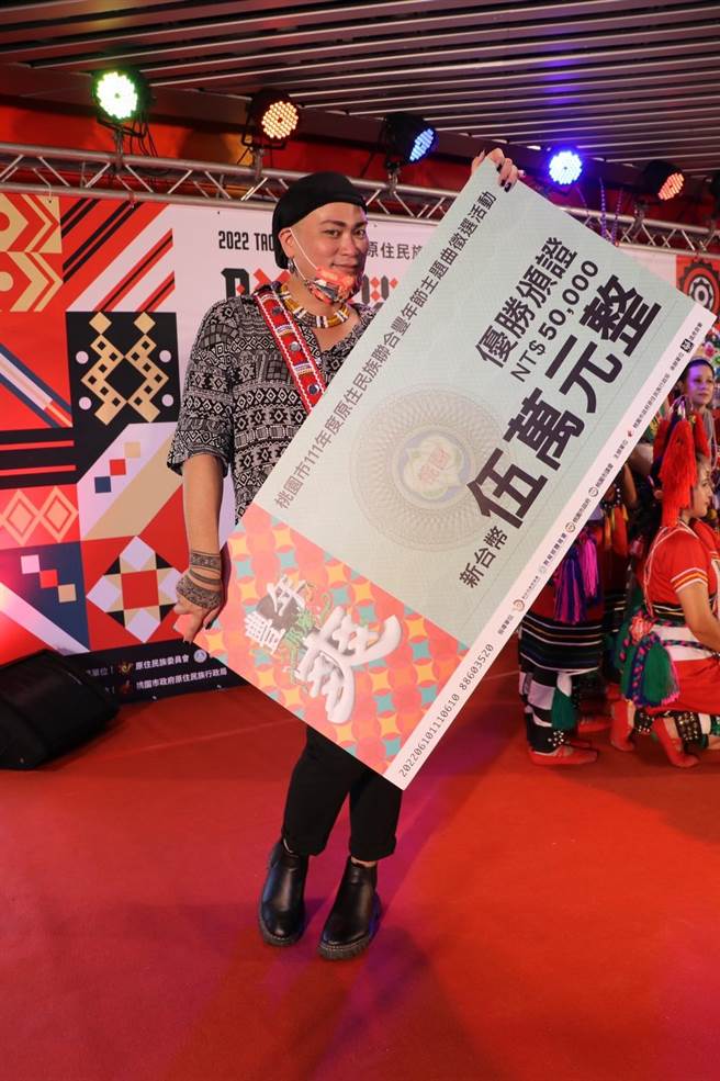 吴豪挺盼透过歌曲，让在外工作的游子忆起家乡，感受丰年祭庆典氛围。（蔡明亘摄）