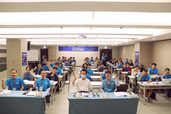 嘉义县县长与青年领袖营伙伴合照。(照片/南华大学提供)