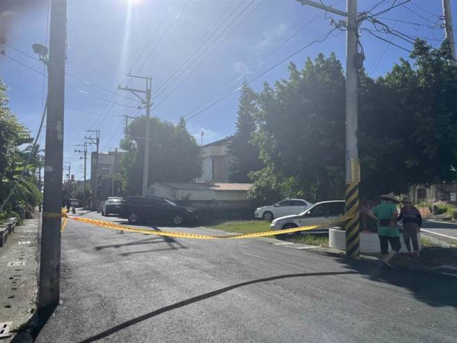 警方在离派出所50公尺外拉起封锁线。（李俊淇摄）