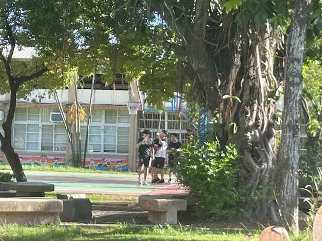 枪击现场附近仍有学生在打球。（李俊淇摄）