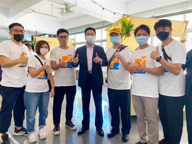 鶯歌陶瓷產業二代接班青年舉行「2022鶯歌產地開放日」，轄內的新旺集瓷、傑作陶藝、陶聚、新太源、安達窯、台華窯6家在地青年陶瓷業者，聯合申請經濟部中小企業處城鄉創生轉型輔導計畫(SBTR)，花費2年籌備，協助陶瓷廠轉型。（新北市經發局提供）