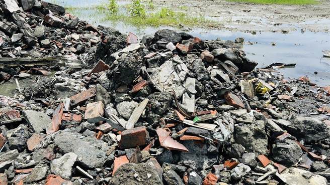 全案经专案小组开挖勘查后，发现上开土地遭回填大量营建混合物、废电线、废电路板、家电破碎物等废弃物，污染土地面积达2万7636平方公尺，废弃物多达2971吨，初估业者不法获利至少新台币400万元以上。 (桥头地检署提供／林雅惠高雄传真)