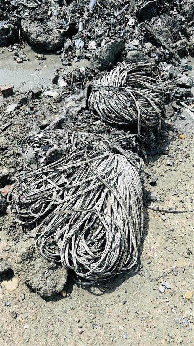 全案经专案小组开挖勘查后，发现上开土地遭回填大量营建混合物、废电线、废电路板、家电破碎物等废弃物，污染土地面积达2万7636平方公尺，废弃物多达2971吨，初估业者不法获利至少新台币400万元以上。 (桥头地检署提供／林雅惠高雄传真)