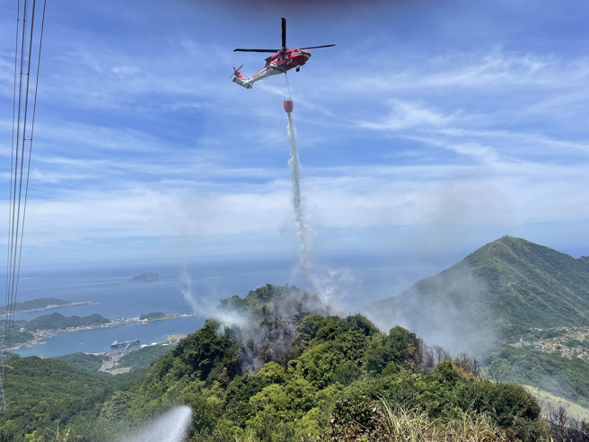 瑞芳不厌亭附近杂草起火，延烧约300平方公尺，远远便可看到浓烟冲天。（新北市消防局提供／张志康新北传真）