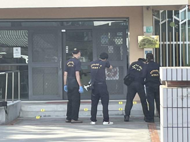 台南1名年约40岁的男子，今天下午3时许，持双菜刀欲攻击学甲区宅港派出所的值班警员，警方立即对空鸣枪，随后连朝男子连开12枪将他制服，目前男子脚中5枪，腹部中1枪。（记者李俊淇摄）