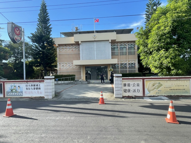 台南1名年约40岁的男子，今天下午3时许，持双菜刀欲攻击学甲区宅港派出所的值班警员，警方立即对空鸣枪，随后连朝男子连开12枪将他制服，目前男子脚中5枪，腹部中1枪。（记者李俊淇摄）