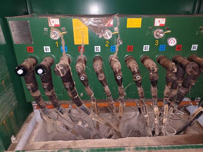 左营区博爱三路、崇德路、新庄仔路、大中二路、文府路一带26日下午12时59分共造成7525户停电，经查事故原因为白蚁咬穿地下电缆，导致民族变电所第45馈线跳脱。（台电提供／洪浩轩高雄传真）