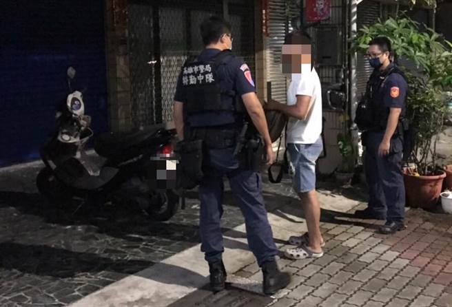 吴男见警神情慌张，便做出左顾右盼、骑车加速逃离等举动，引起员警怀疑，经查吴男为通缉犯，上前盘查将他逮捕。（翻摄照片／崔正纲高雄传真）