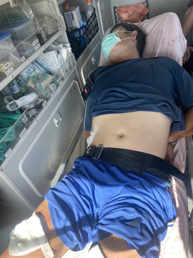 台南男子持双菜刀欲攻击学甲区宅港派出所的值班警员，警方立即对空鸣枪，随后朝男子连开13枪将他制服，目前男子脚中5枪，腹部中1枪，送医后无生命危险。（民眾提供）