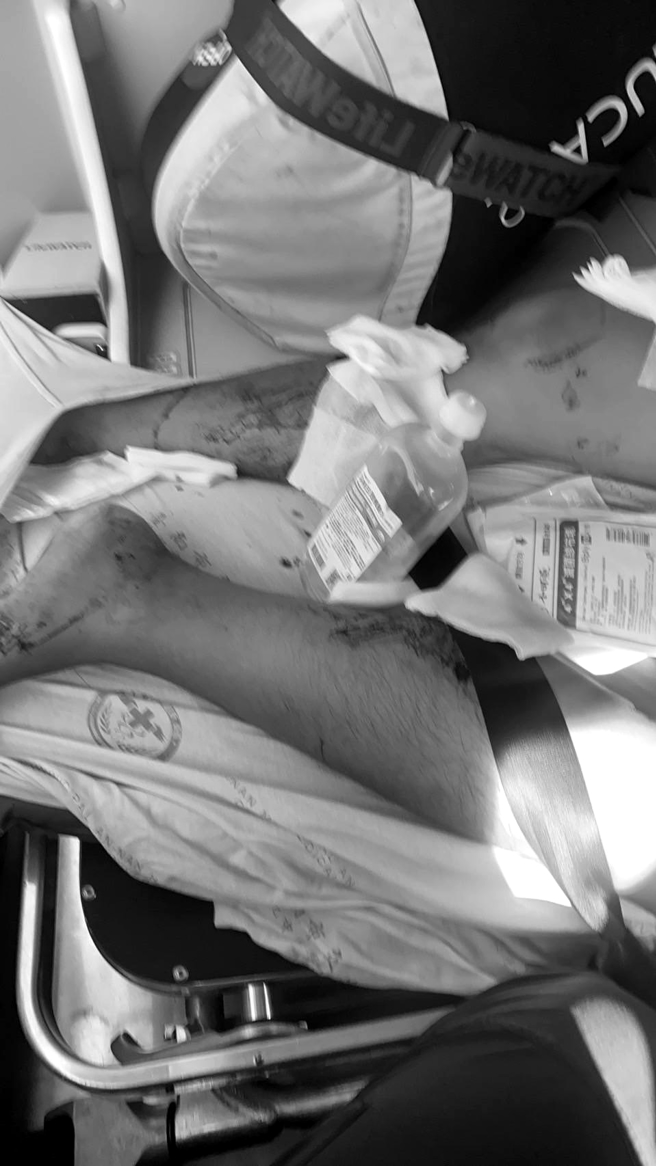 台南男子持双菜刀欲攻击学甲区宅港派出所的值班警员，警方立即对空鸣枪，随后朝男子连开13枪将他制服，目前男子脚中5枪，腹部中1枪，送医后无生命危险。（民眾提供）