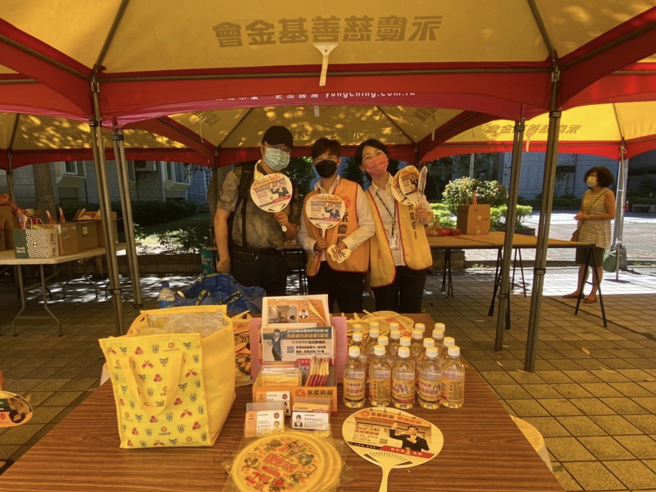 永庆房屋秉持社区好邻居的服务精神，赞助帐篷、瓶装水、面纸等物资，助活动顺利举行。（图/永庆房屋提供）