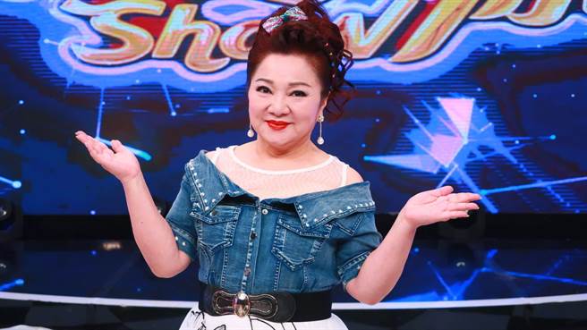 白冰冰主持的《我爱冰冰Show》特别企划「卡拉爱金曲欢乐歌友会」。（中视提供）