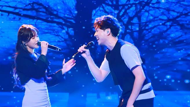李子森、杜忻恬在《我爱冰冰Show》合唱〈广岛之恋〉。（中视提供）