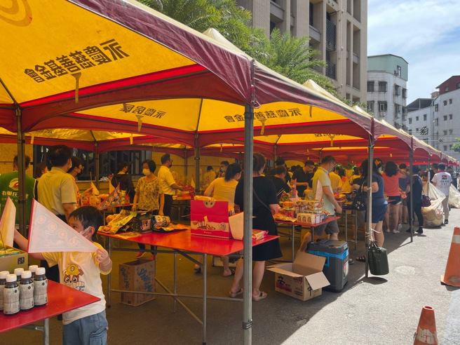 中元普渡是台湾一年一度的重要节庆，永庆房屋也以行动支持社区及邻里，凝聚居民间的情谊。（图/永庆房屋提供）