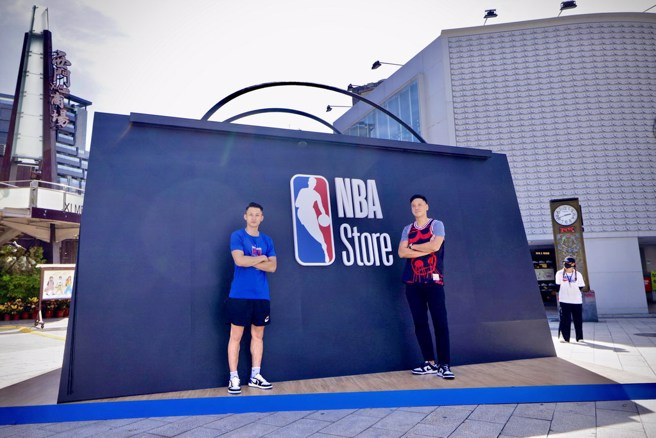 吴永盛(左)、田垒跟巨型购物袋合照。(展逸国际行销提供)