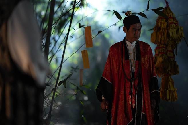 夏靖庭飾演的道士用怪力亂神致使民雄古宅內的一家人家破人亡。（采昌、馬棋朵提供）