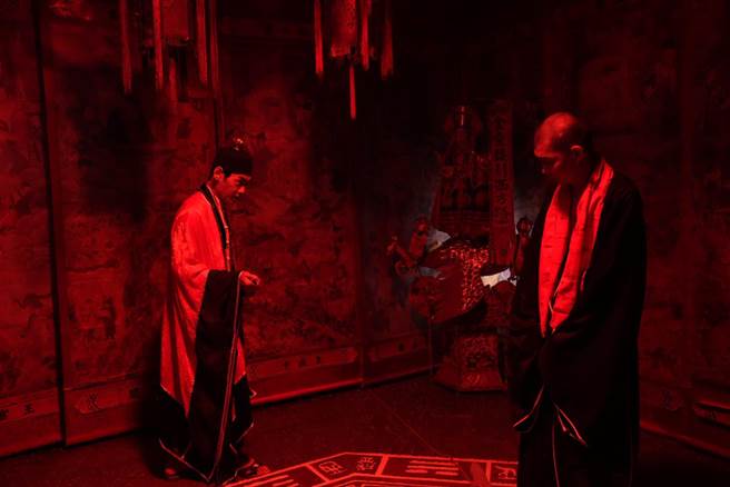 夏靖庭（左）和宥凱飾演道士父子檔。（采昌、馬棋朵提供）