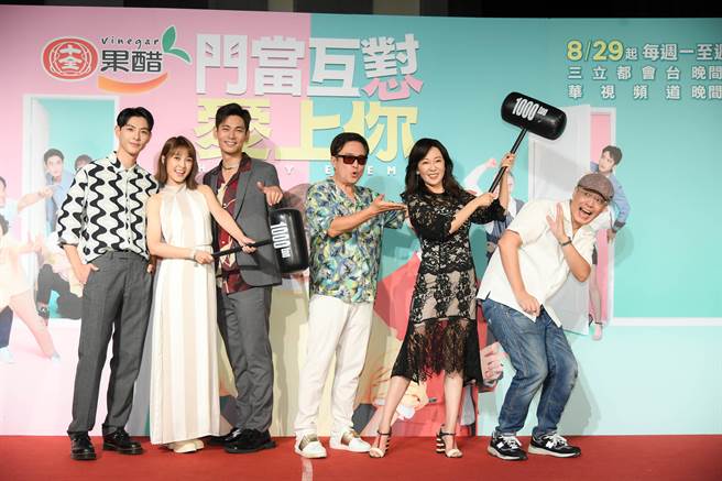 連晨翔（左起）大元、楊子儀、檢場、況明潔、樊光耀搞笑合照。（三立提供）