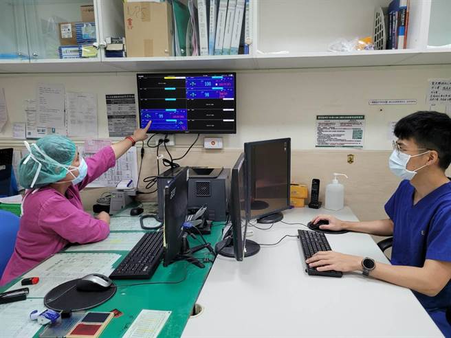 中央监视系统工作站可随时监控病人的状况，提供更完善的医疗照护。（金门医院提供）