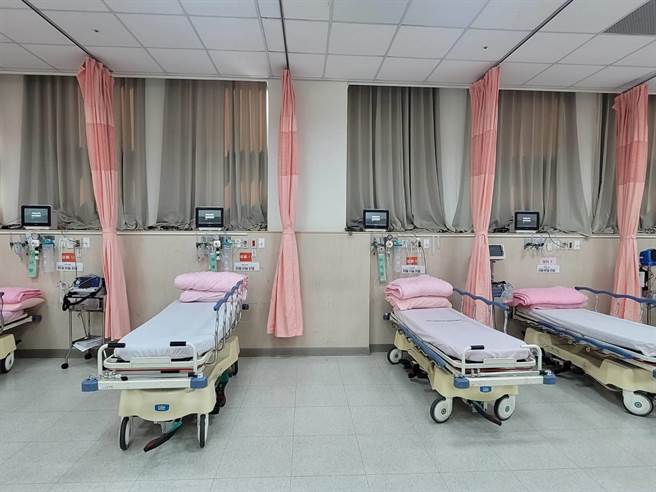 金门医院为提供地区民眾更完善的医疗照护，以「金门县医疗照护发展基金补助计画」申请300万设备费预算，建置急诊室「生理监视器中央站」。（金门医院提供）