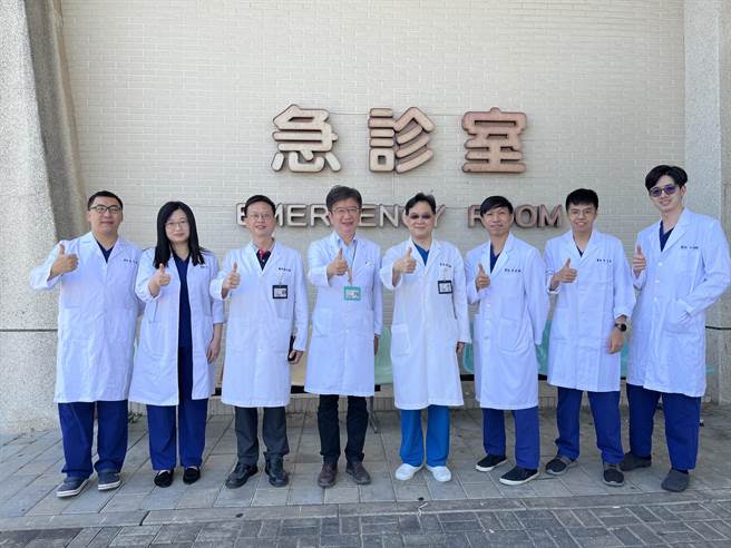 金门县籍公费医保生已有7人在接受各大教学医院中心的急诊专科训练后，陆续取得专科证书返乡服务。（金门医院提供）