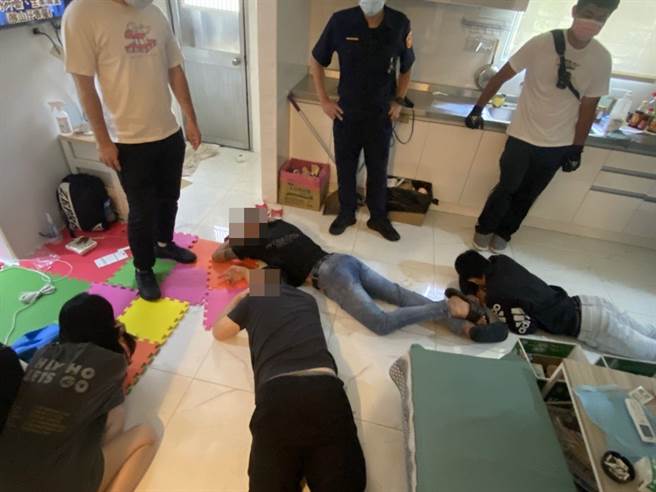 汐止警方破门查获诈骗集团。（警方提供）
