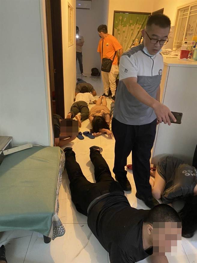 汐止警方破门查获诈骗集团。（警方提供）