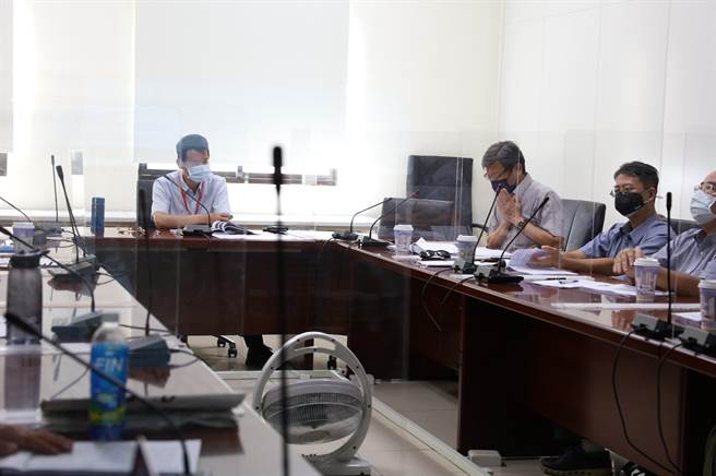 针对竹北市丰采520建案工程旁胜利二路多次发生路面坍塌，新竹县府26日邀集建筑师、技师和学者举行首次专案小组会议。（新竹县府提供／邱立雅竹县传真）