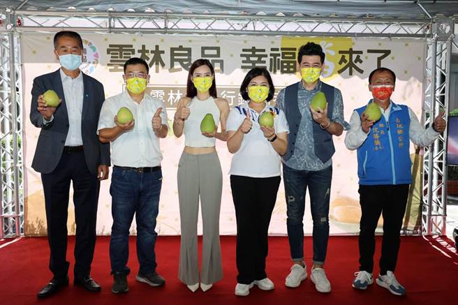 雲林縣長張麗善（右二）率斗六市長林聖爵（左二）、古坑鄉長沈勝騰（右一）北上立法院促銷文旦。（雲林縣府提供）