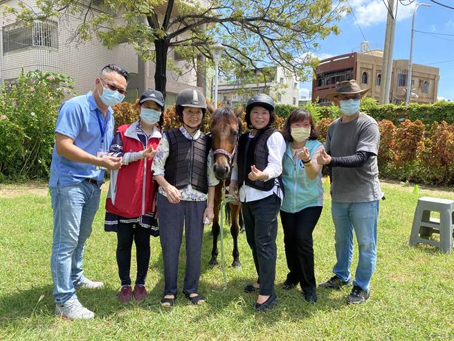 嘉义市长黄敏惠感谢马场负责人陆海镇带马来让长辈体验马术（廖素慧摄）
