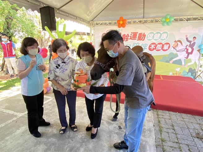 嘉义市长黄敏惠感谢马场负责人陆海镇，也准备马儿专属鲜食慰劳马儿。（廖素慧摄）