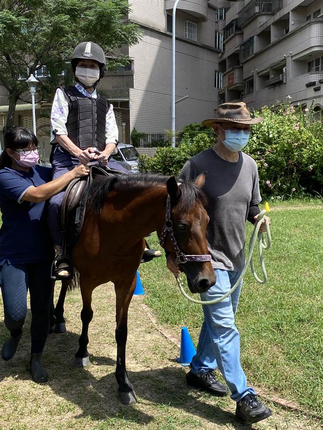 嘉义市长黄敏惠的母亲也体验骑马。（廖素慧摄）
