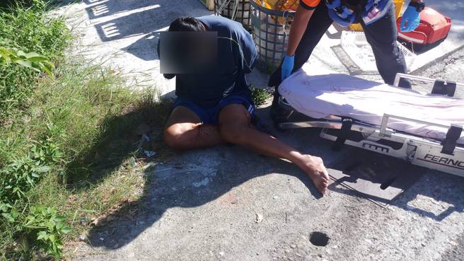 台南1名年约40岁的男子，今（26）下午3时许手持双菜刀欲攻击学甲区宅港派出所值班员警，遭警方连开13枪制伏，男子身中6枪无生命危险。（翻摄画面）