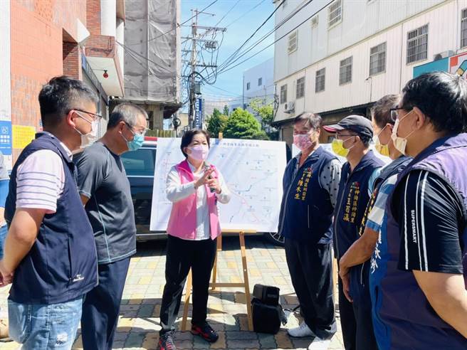 台中市神岡區中山路一帶自來水管老舊造成滲漏，立委楊瓊瓔26日會勘爭取改善。（陳淑娥攝）