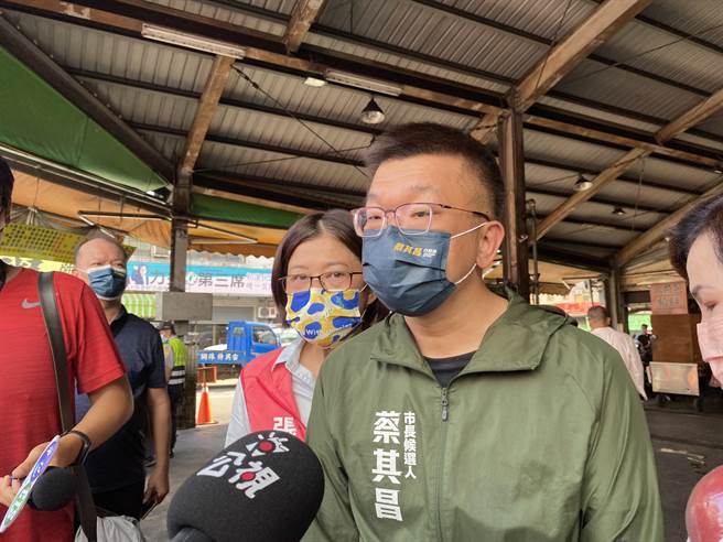 民進黨台中市長候選人蔡其昌，26日跟隨蔡英文總統到大里區振坤宮參訪，受訪時表示，有機會把台中贏下來。（張妍溱攝）