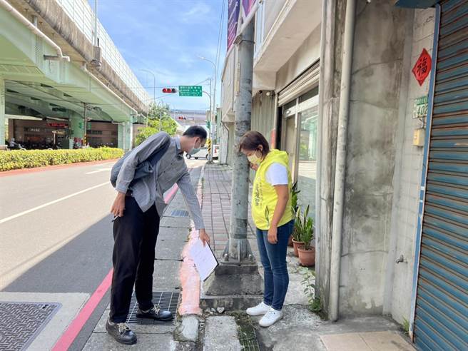 新北市议员何博文办公室主任、板桥区议员参选人黄淑君批，板桥区县民大道周边人行道多年失修未改善。（黄淑君提供）