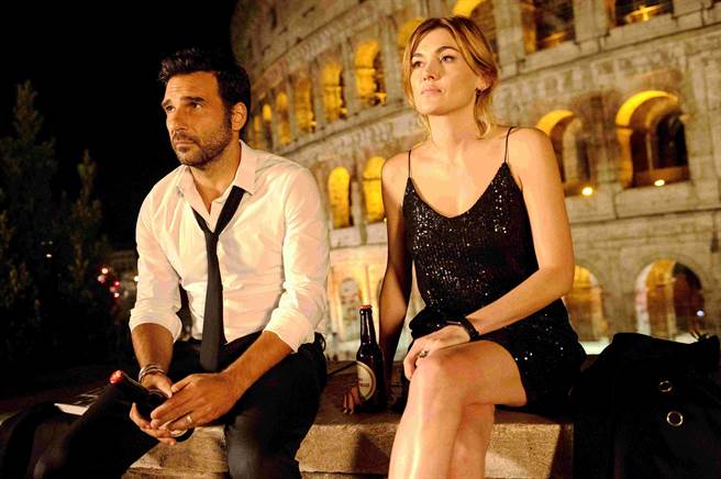 玛尔塔涅托（右）和艾尔阿尔多里奥跨国合作《请为我在罗马多留一天》。（海鹏提供）