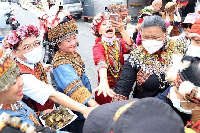 屏东春日乡执行「原住民族岁时祭仪文化旅游试办计画」，部落族人26日与游客一同欢庆收穫祭、踩街同乐。（谢佳潾摄）