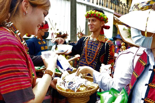 屏东春日乡执行「原住民族岁时祭仪文化旅游试办计画」，部落族人26日与游客一同欢庆收穫祭、踩街同乐。（谢佳潾摄）