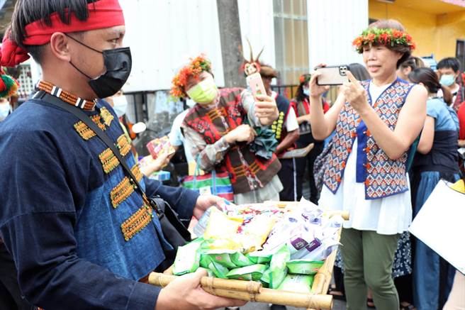 屏东春日乡执行「原住民族岁时祭仪文化旅游试办计画」，部落族人26日与游客一同欢庆收穫祭、踩街同乐。（谢佳潾摄）