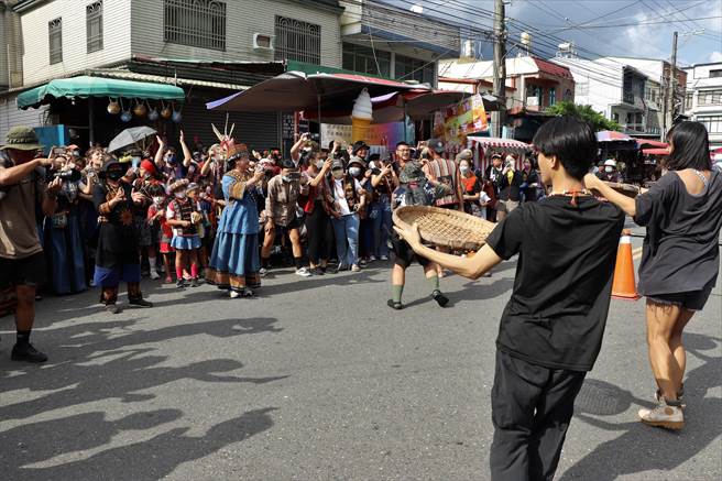 屏东春日乡执行「原住民族岁时祭仪文化旅游试办计画」，部落族人26日与游客一同欢庆收穫祭、踩街同乐。（谢佳潾摄）