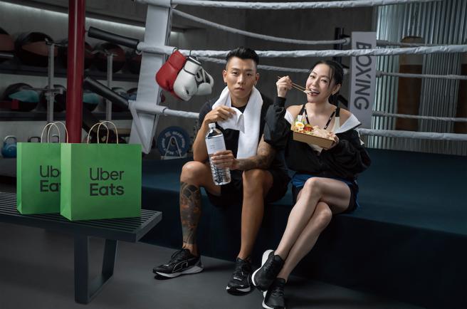小S与瘦子于Uber Eats第二波「拳击篇」广告中激战，瘦子更以2公升矿泉水从头淋溼身体降温，小S还喘气大喊「要，现在就要！」，再次打造话题广告。（Uber Eats 提供）